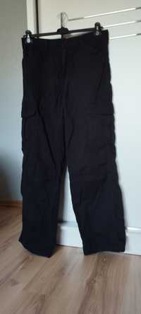 Czarne dżinsowe spodnie cargo