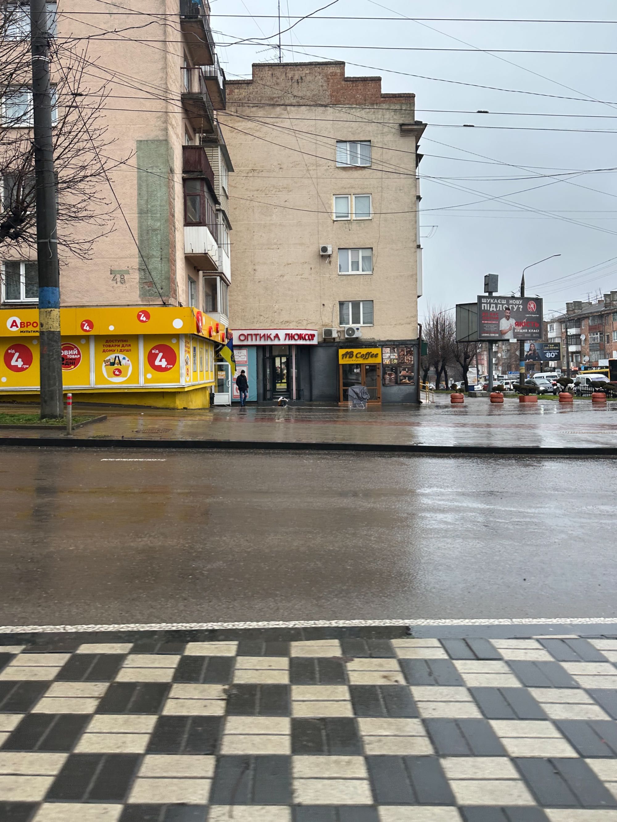 СМ Половина магазину продається, кут Головна - проспект Незалежності