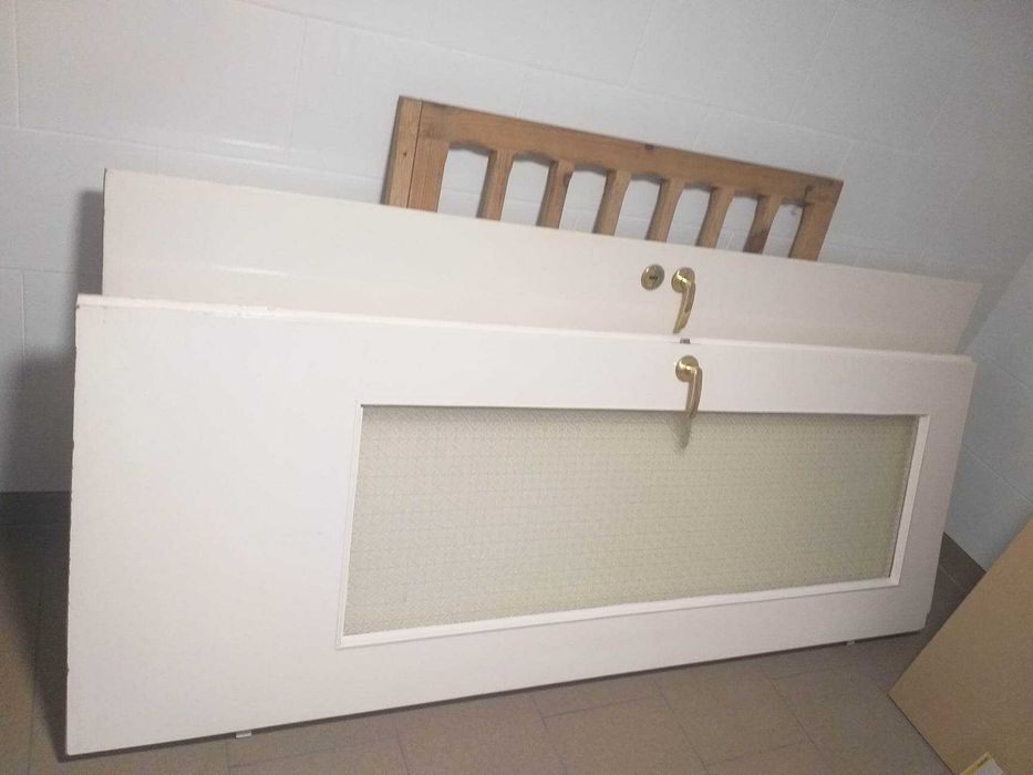 Drzwi wewnętrzne białe.