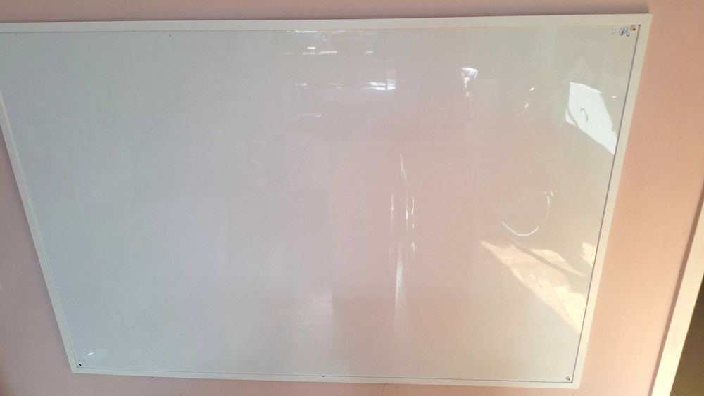 Tablica suchościeralna 150x100 magnetyczna . Biała rama.
