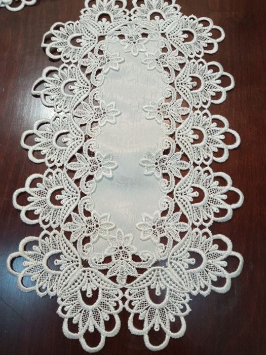 Serwetki owalne poliester, białe 30/45 cm