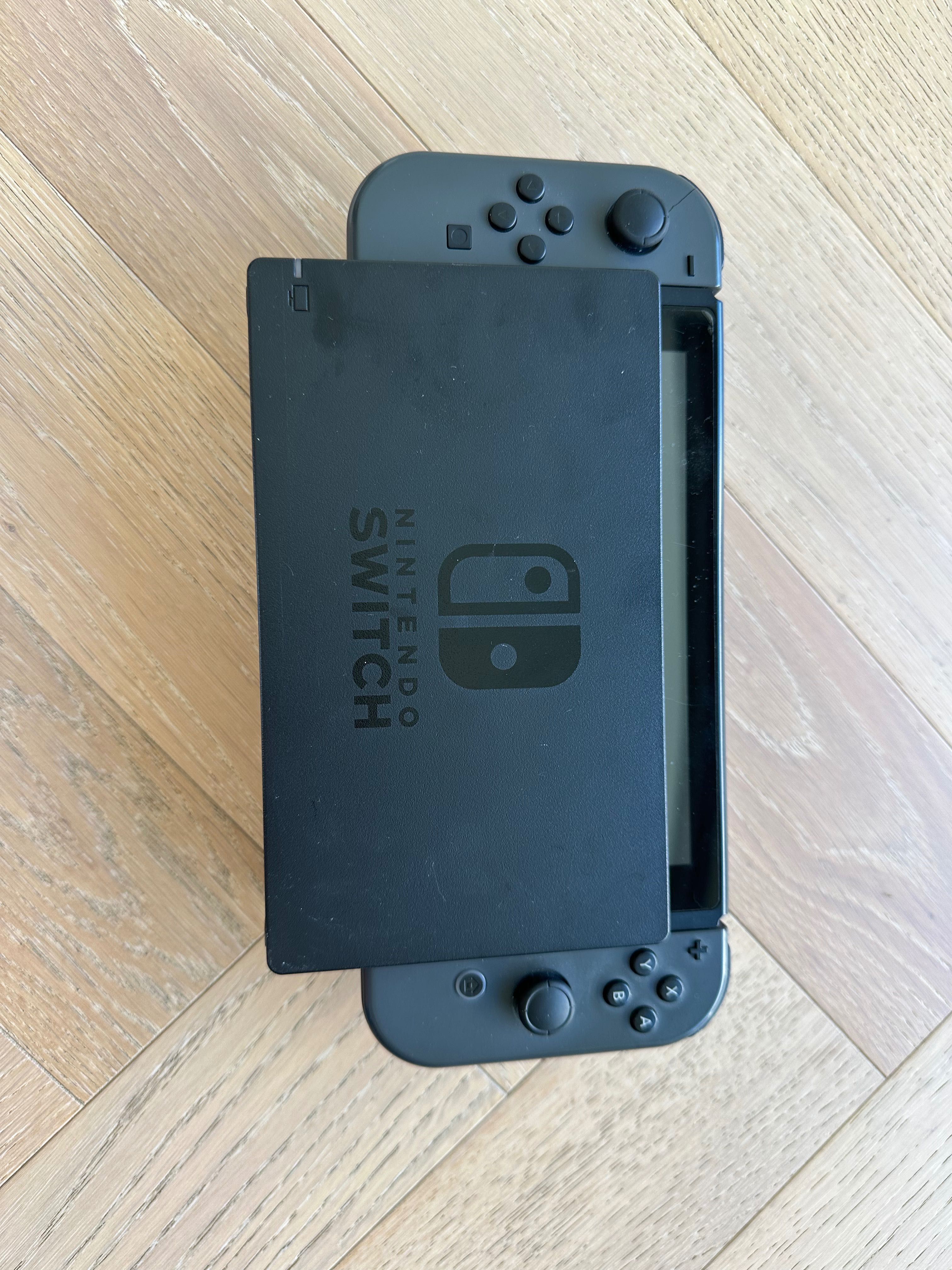 Nintendo Switch V1 + 2 comandos + charging dock