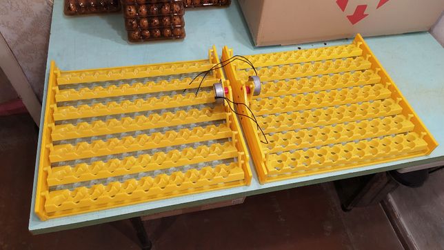 Лотки для автоматического переворота перепелиных яиц в инкубаторе