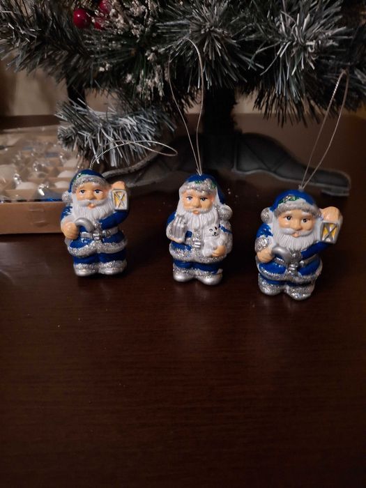 Choinka z ozdobami lampkami Mikołajkami