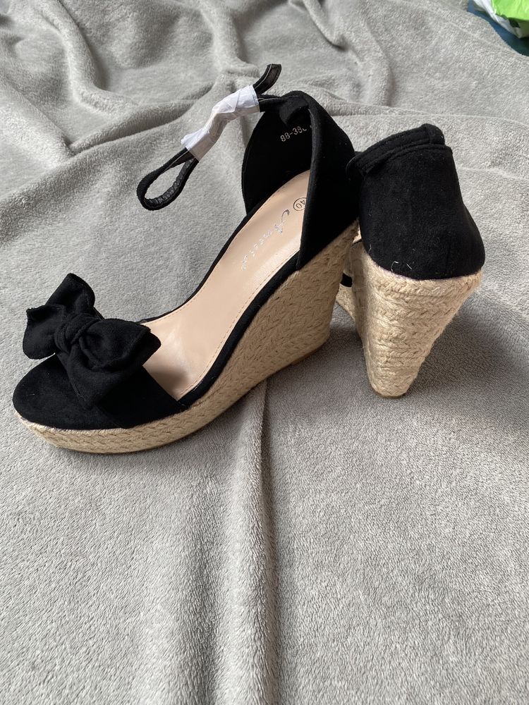 Piękne eleganckie espadryle na koturnie