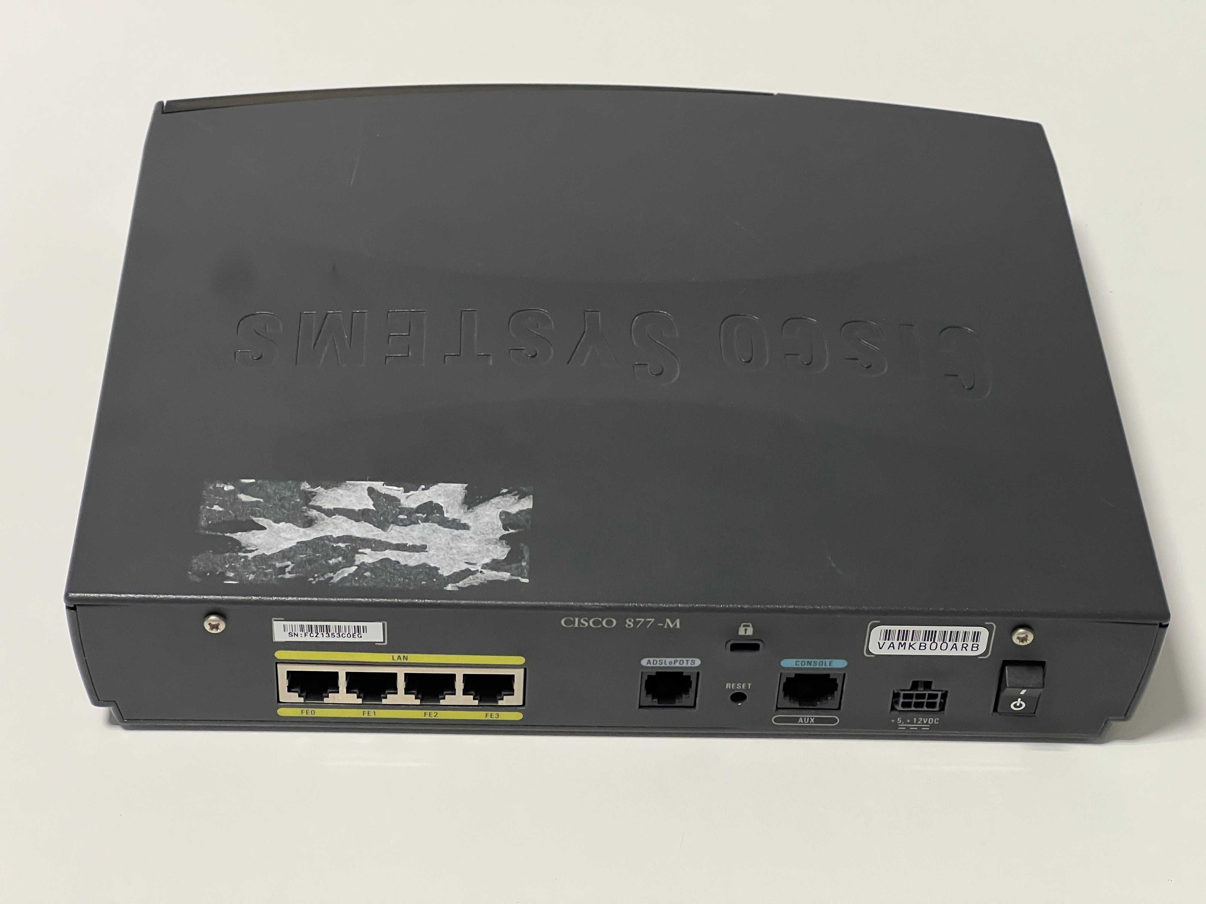 Router Cisco 877-M - Series 800 - Usado