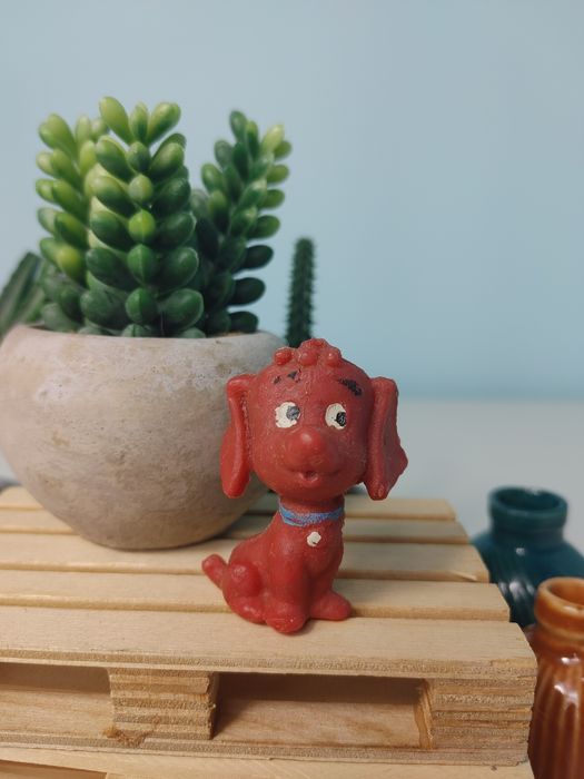 Figurka plastik prl piesek Clifford czerwony pies zabawka prl