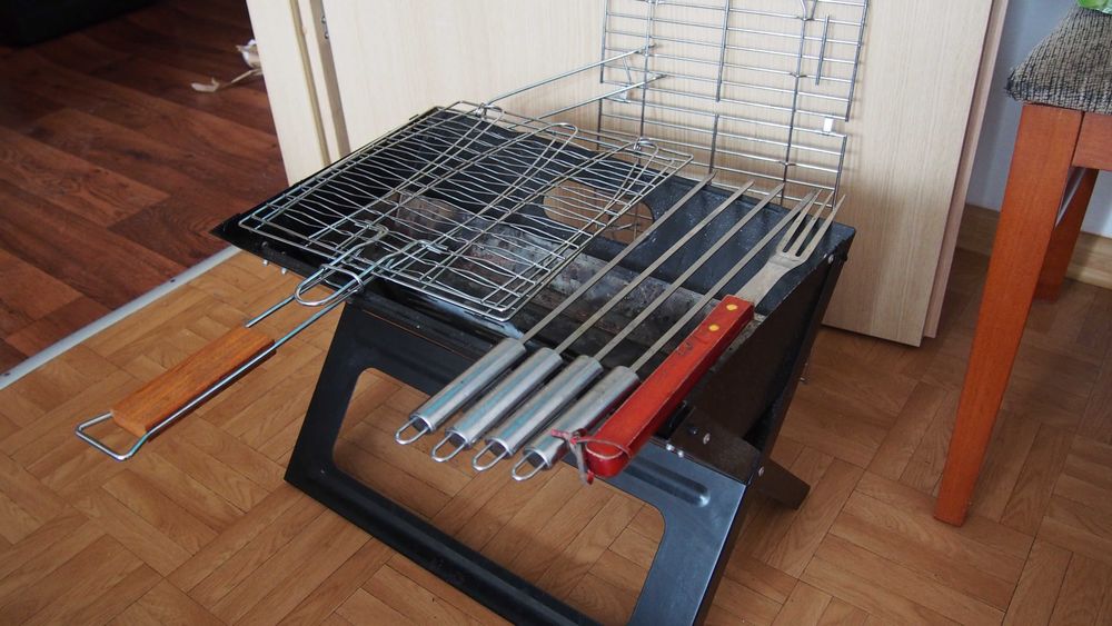 Zestaw składanych krzeseł i stołu, grilla itp.