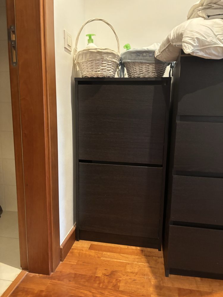 Cama de casal, cómodas e sapateira