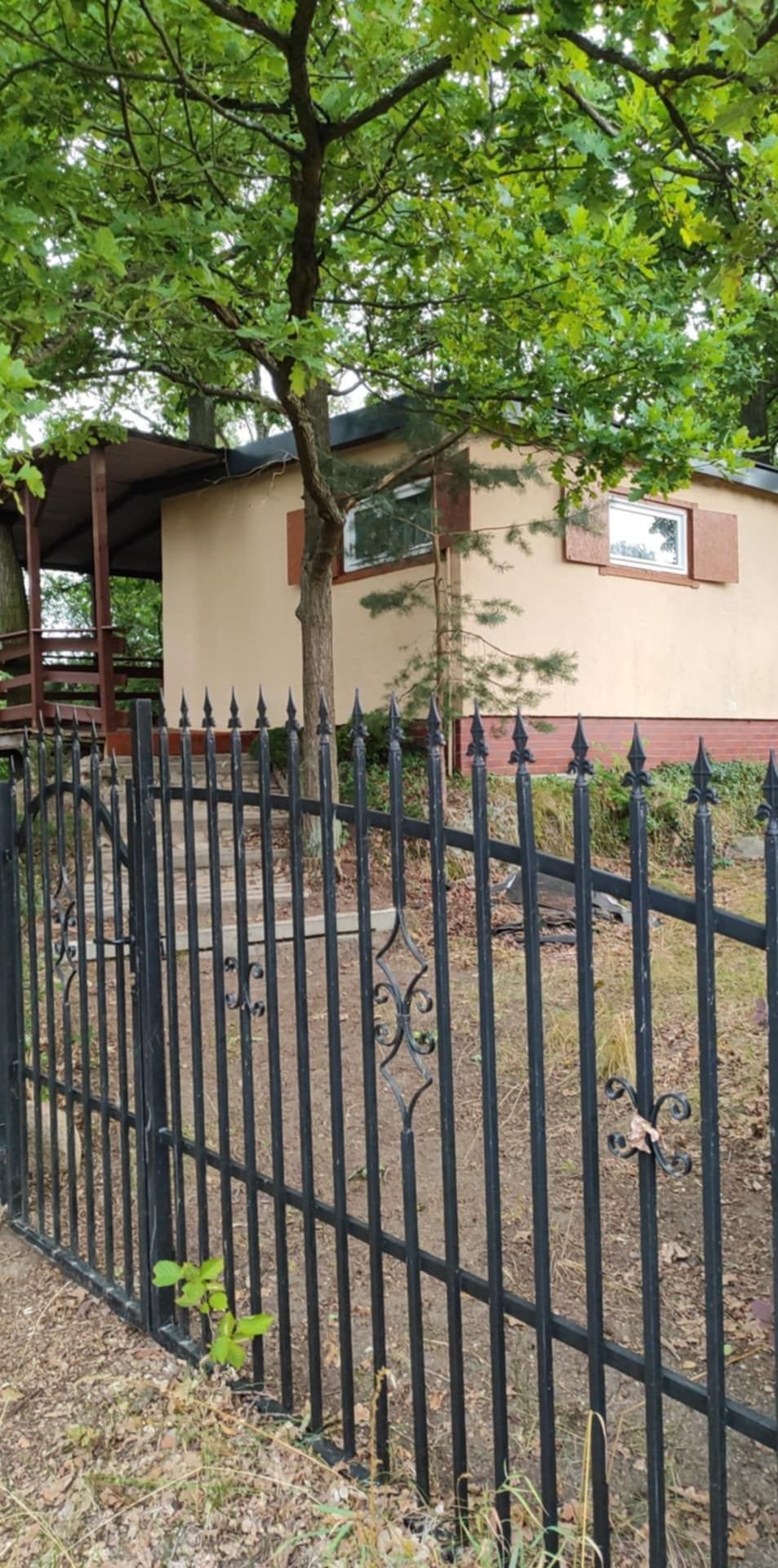 Domek letniskowy na wzgórzu z widokiem na jezioro