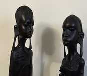 Estatuetas africanas em pau preto com um metro e dez altura