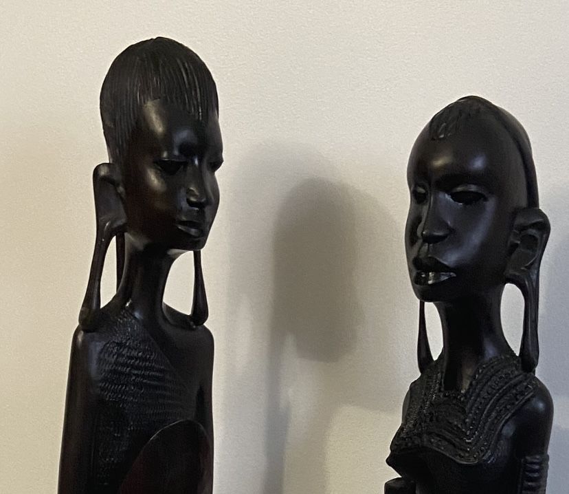 Estatuetas africanas em pau preto com um metro e dez altura