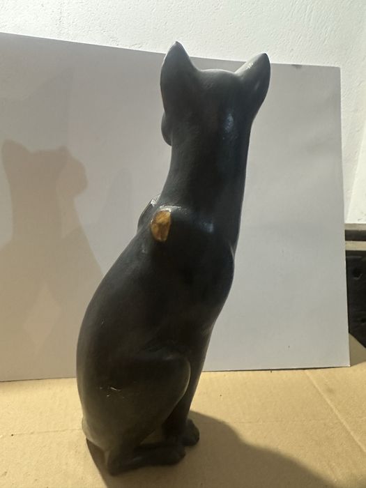 Gato preto em madeira