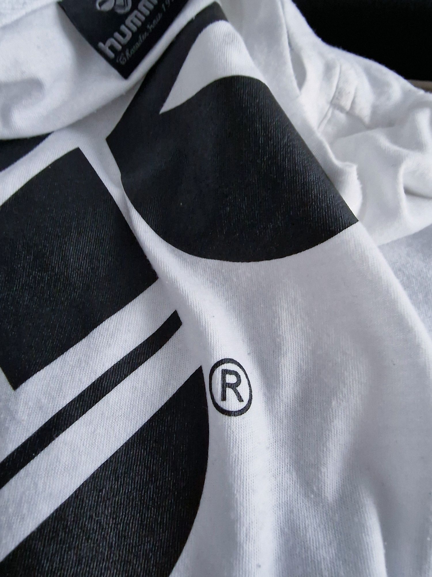 T- SHIRT z nadrukiem "Hummel".