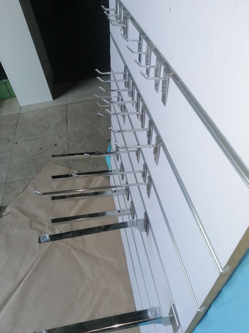 Expositor de paredes com vários tipos de pendurados 2,80×0,95×1,30