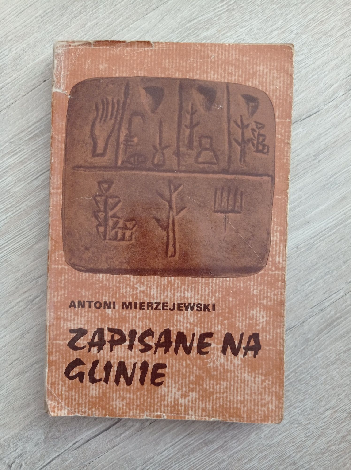 Zapisane na glinie. Antoni Mierzejewski