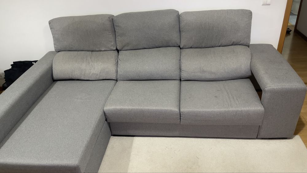 Sofá com chaise e arrumação