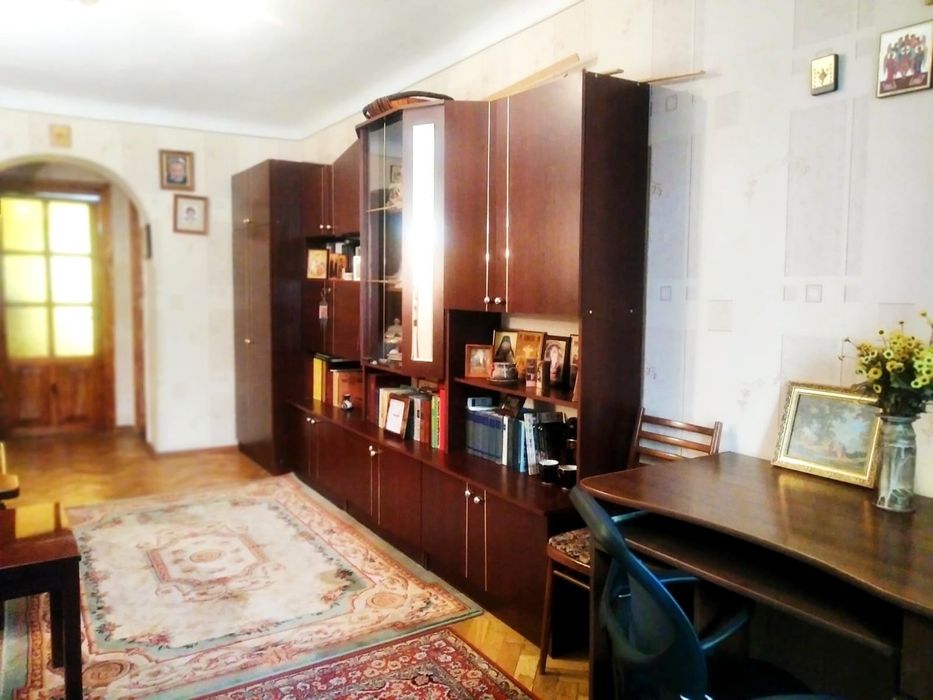 Продается 2-х комнатная Голосеевский район метро Голосеевская