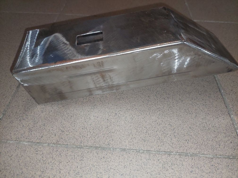 Sprzedam nowy schowek narzędziowy metalowy pod siedzenie wsk 125 175