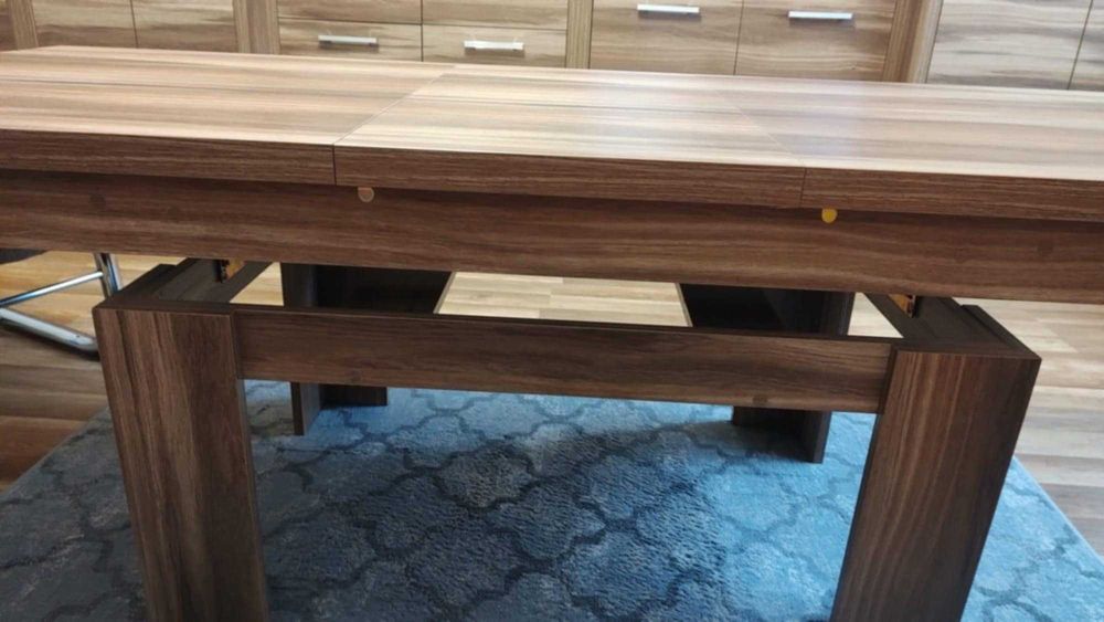 Stół rozkładany, regulowana wysokość, solidny i funkcjonalny