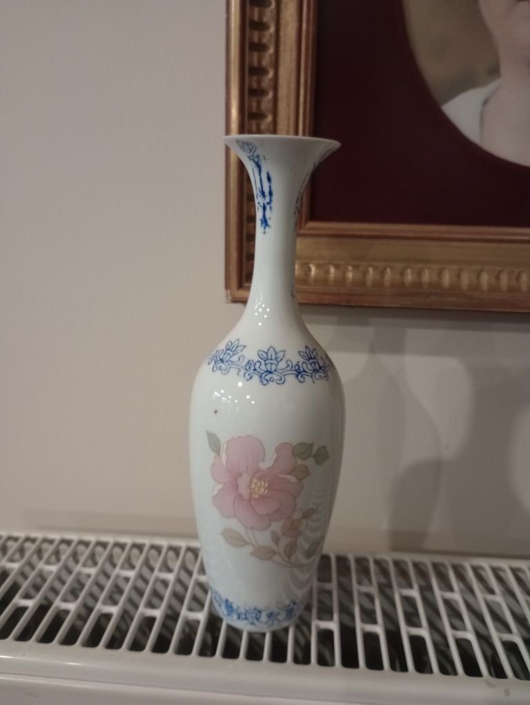 Śliczny wazon z porcelany sygnowany
