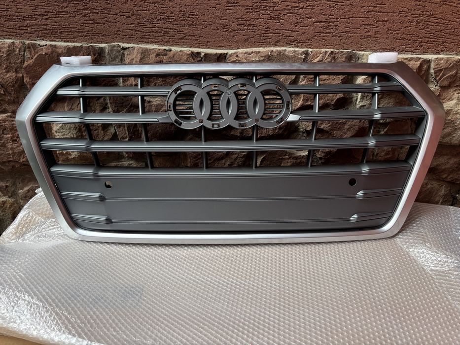 Ришітка Радіатора Гриль AUDI Q5 a80