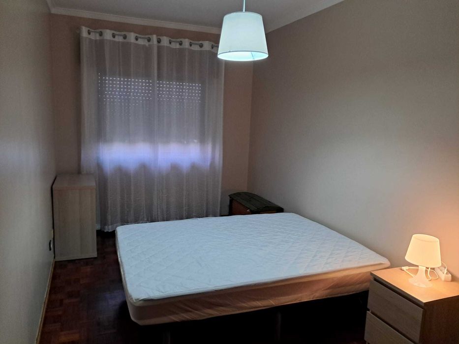 Aluga-se quarto com despesas incluídas.