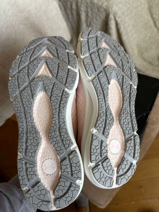 Кросівки бігові Under Armour Hovr Phantom Inknt Pink кроссовки 35-36