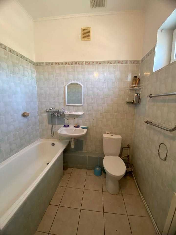 Продам 2-поверховий будинок з сауною та басейном,вул.Червонослобідська