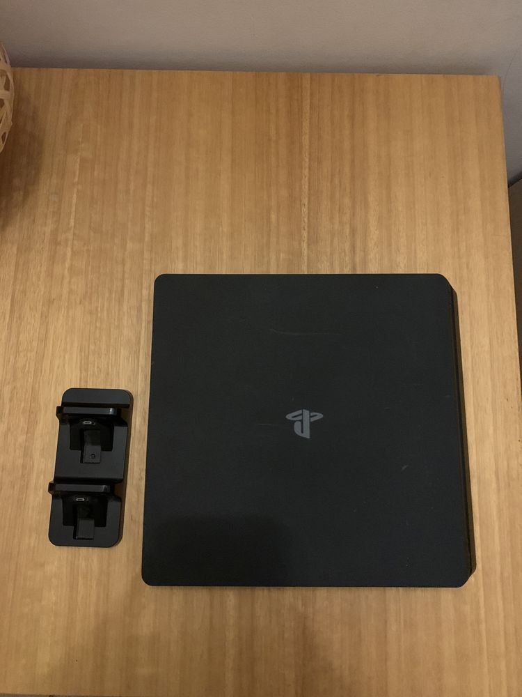PlayStation 4 e carregador de comandos