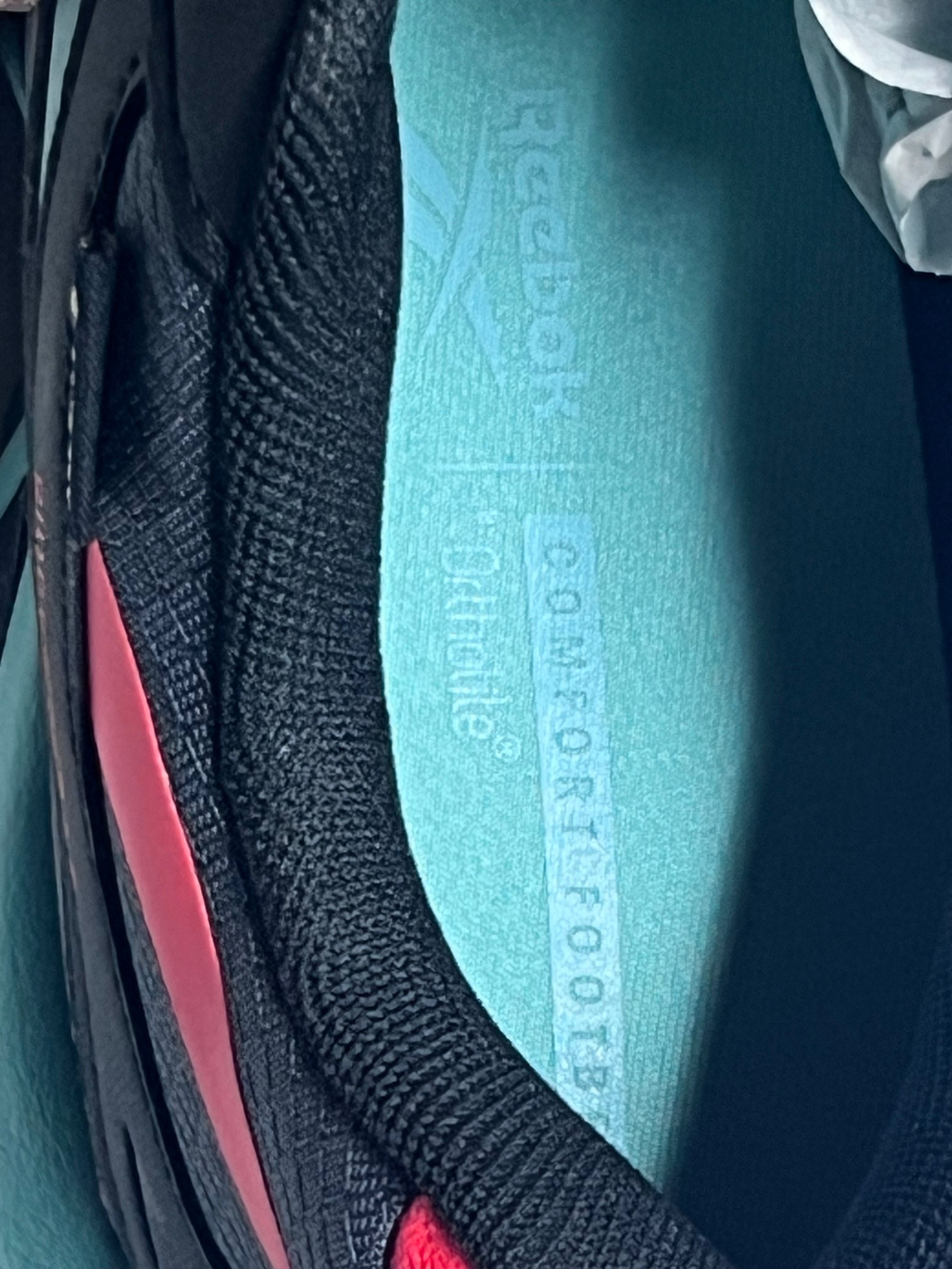 Sapatilhas de trek originais da marca Reebok novas na caixa Nº41