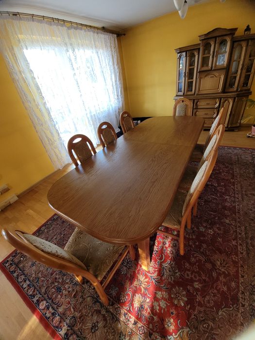 Stół rozkładany z krzesłami