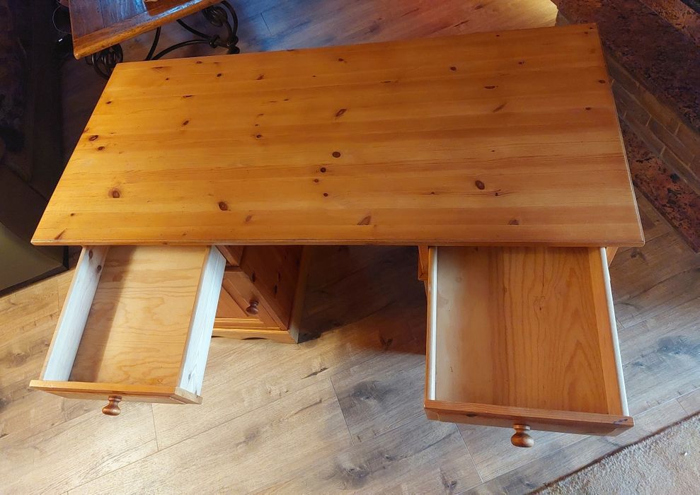 Drewniane biurko sosnowe z szufladami i szafkami – solidne, rustykalne