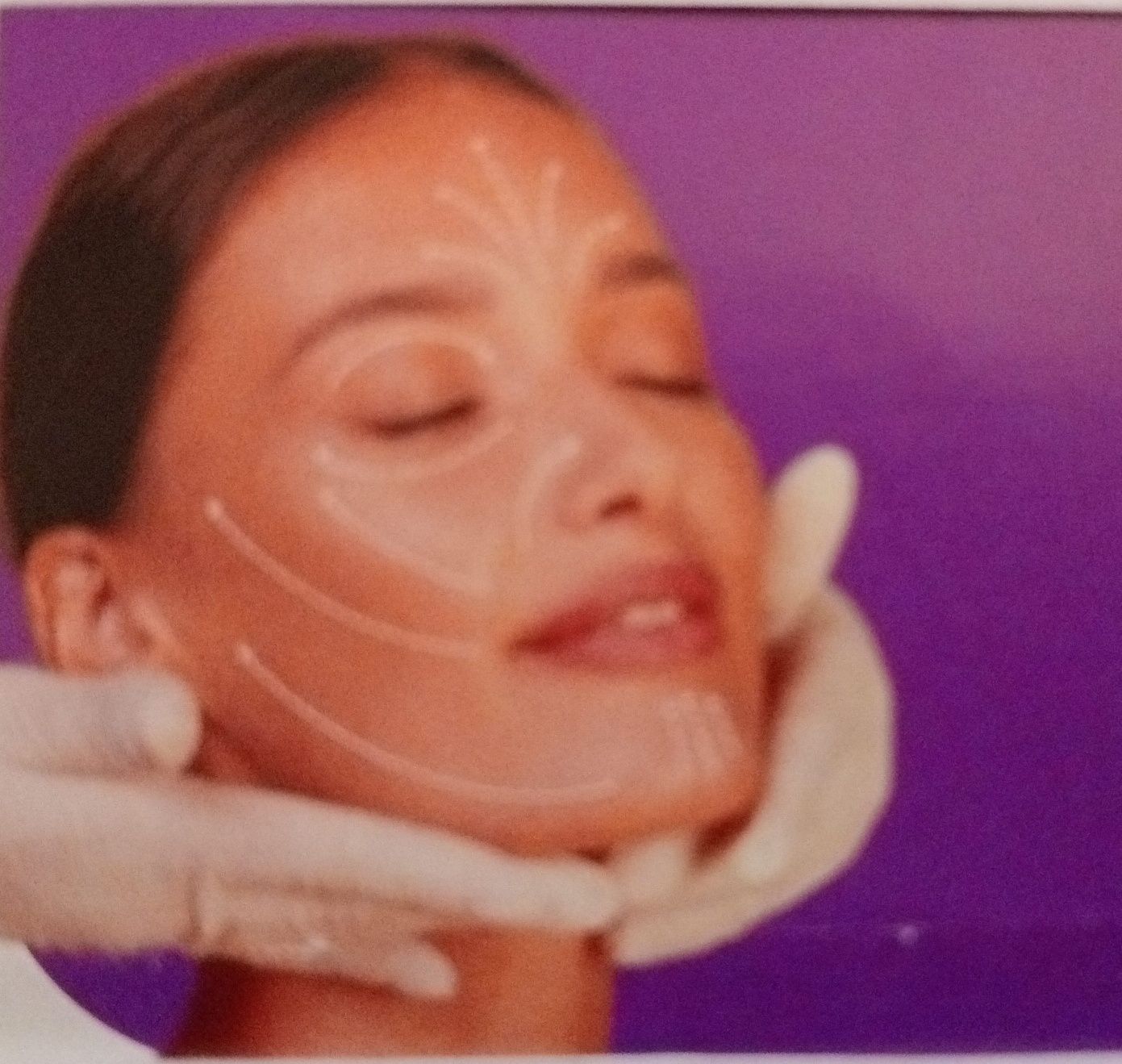 Limpeza de pele faciais profunda  e massagens  suaves.