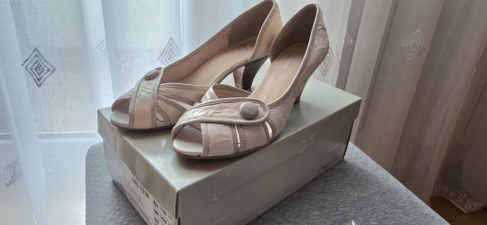 Czółenka beżowo szare firmy Bata