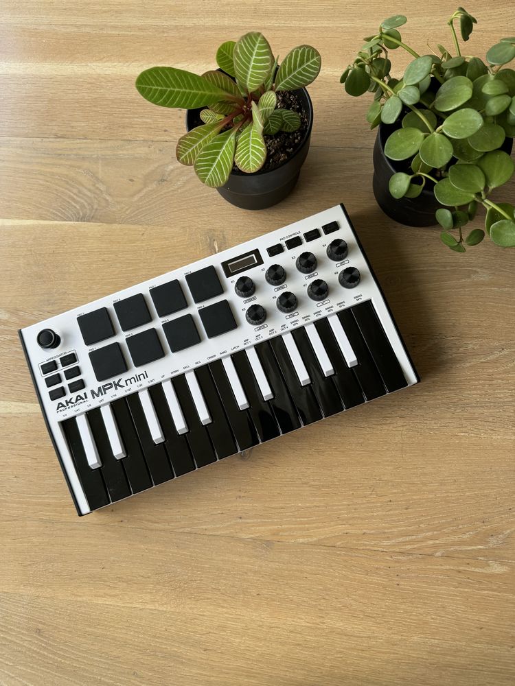 AKAI MPK Mini white + кабель до iPad