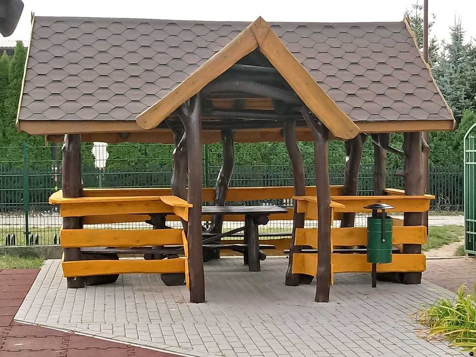 Altana z bali naturalnych krzywych okrągłych biesiadna ogrodowa