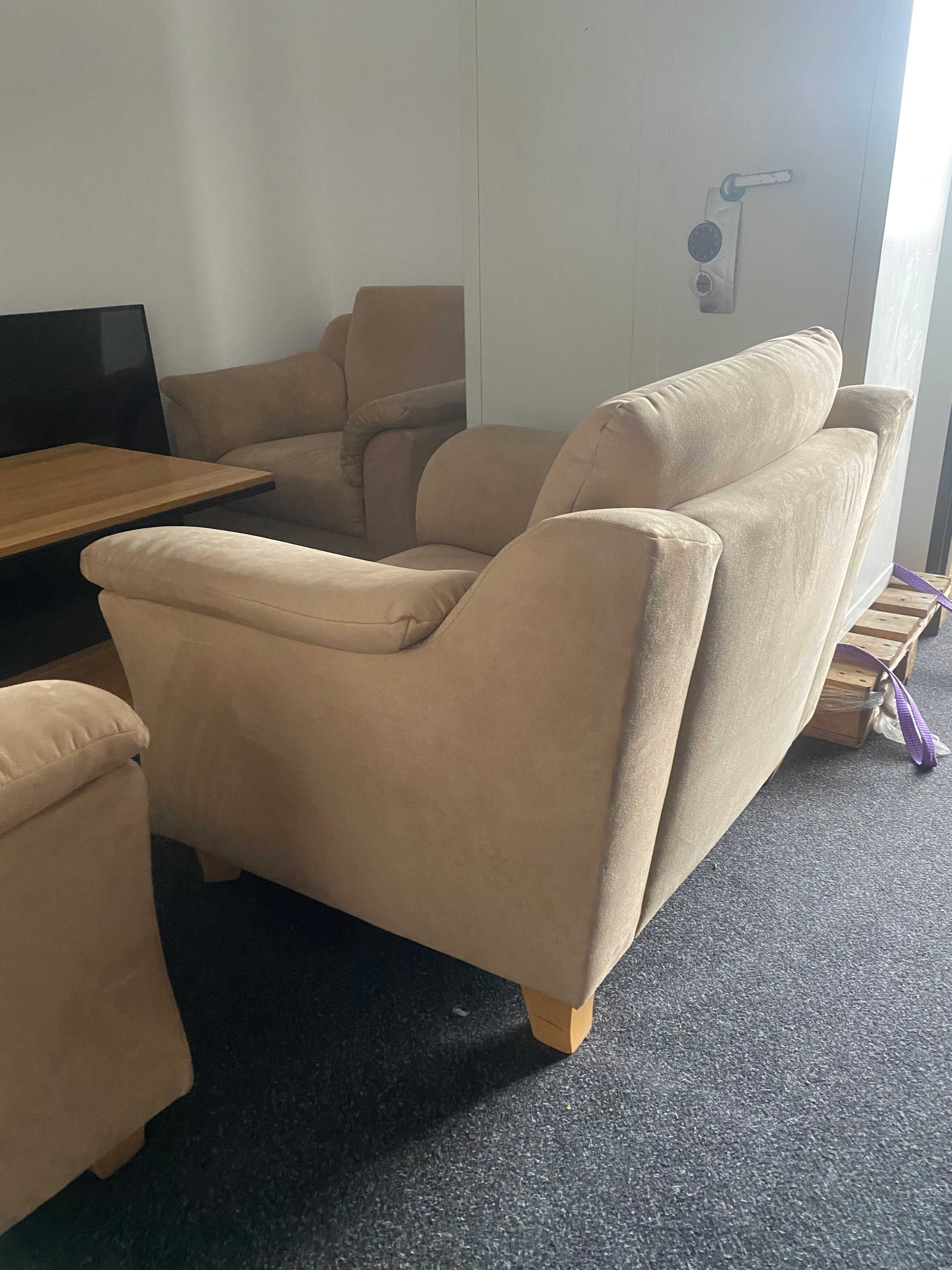 Komplet wypoczynkowy: sofa, 2 fotele i stolik, kolor beżowy