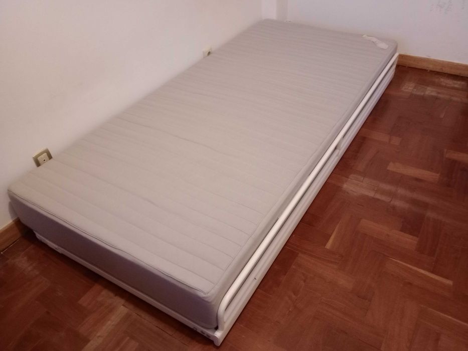Estrado de cama com colchão do Ikea