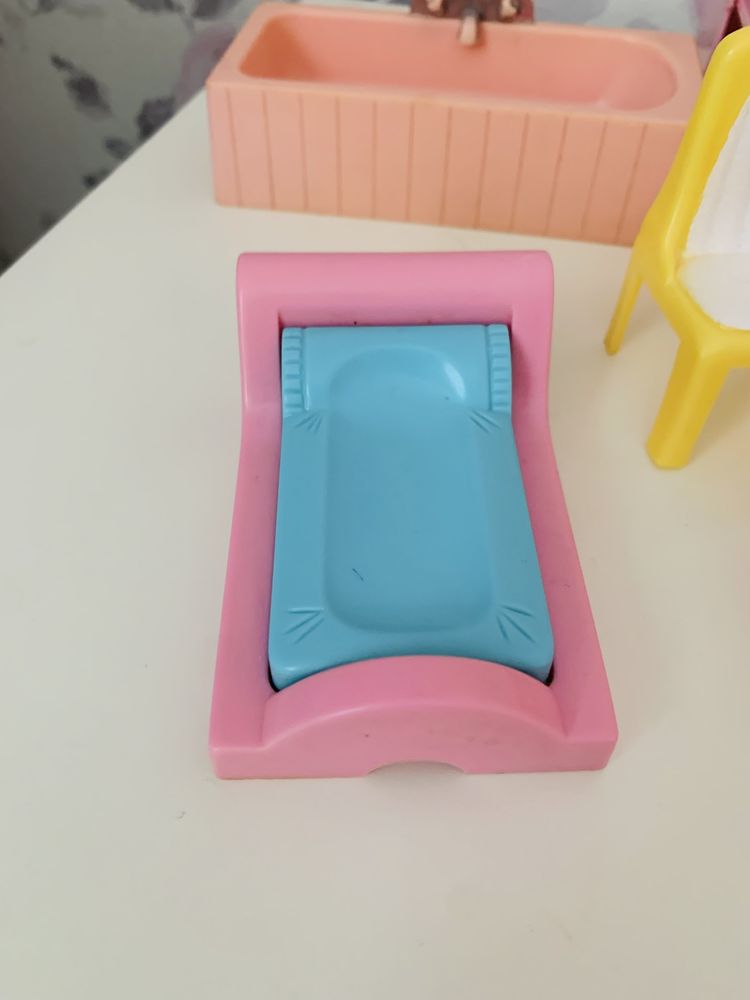 Mini mebelki dla małej lalki stolik, krzesło,wanna,łóżeczko itp