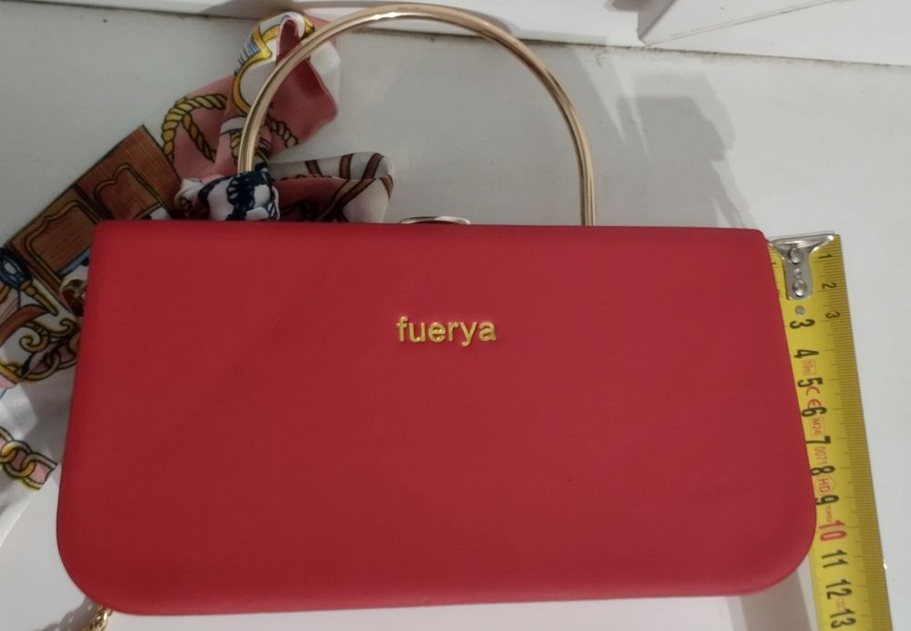 Жіноча шкіряна червона клач-сумочка з золотим ланцюжком