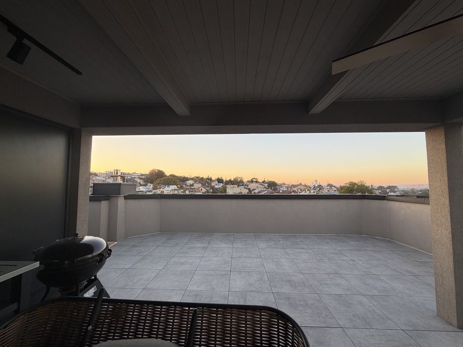 Оренда автономного VIP пентхауса в центрі міста з терасою