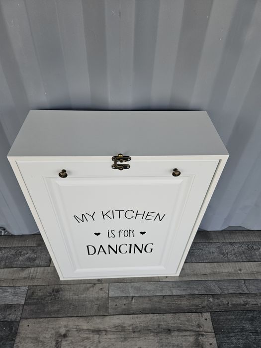 Wiszący biały regał z biurkiem