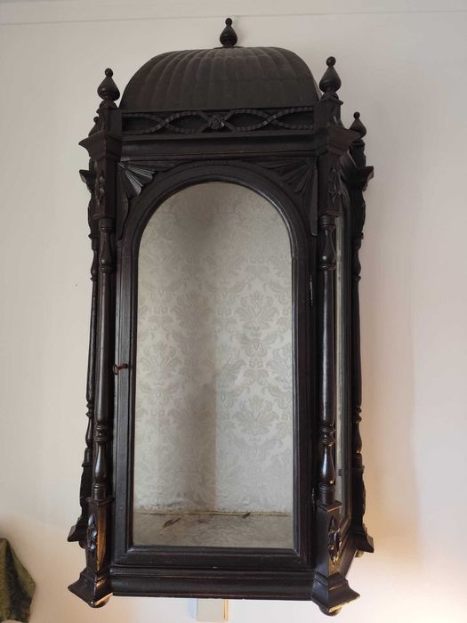 Oratório muito antigo em madeira