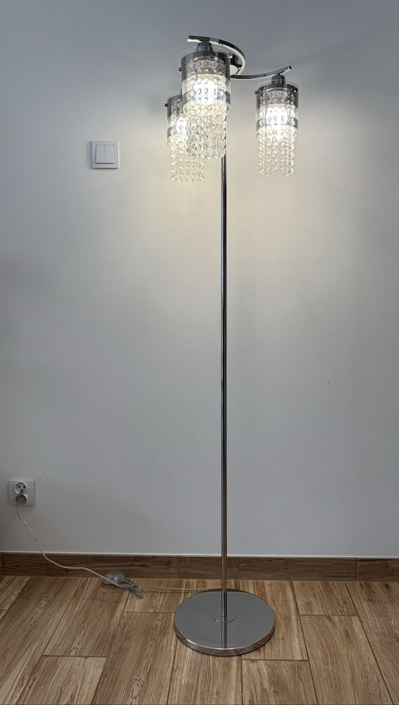 Lampa stojąca koloru srebrnego z kryształkami