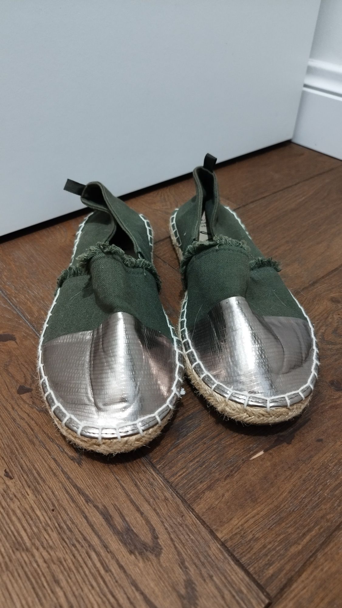 Espadryle zielone ze złotym wykończeniem