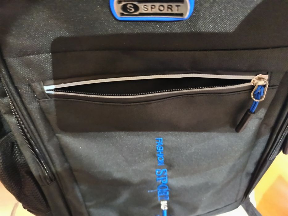 Vendo a mochila preta e azul bom estado