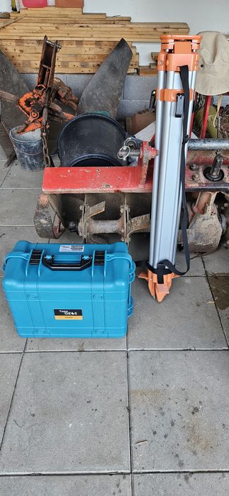 Teodolito com prisma e tripé