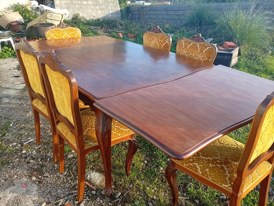 Lindíssima mesa com cadeiras