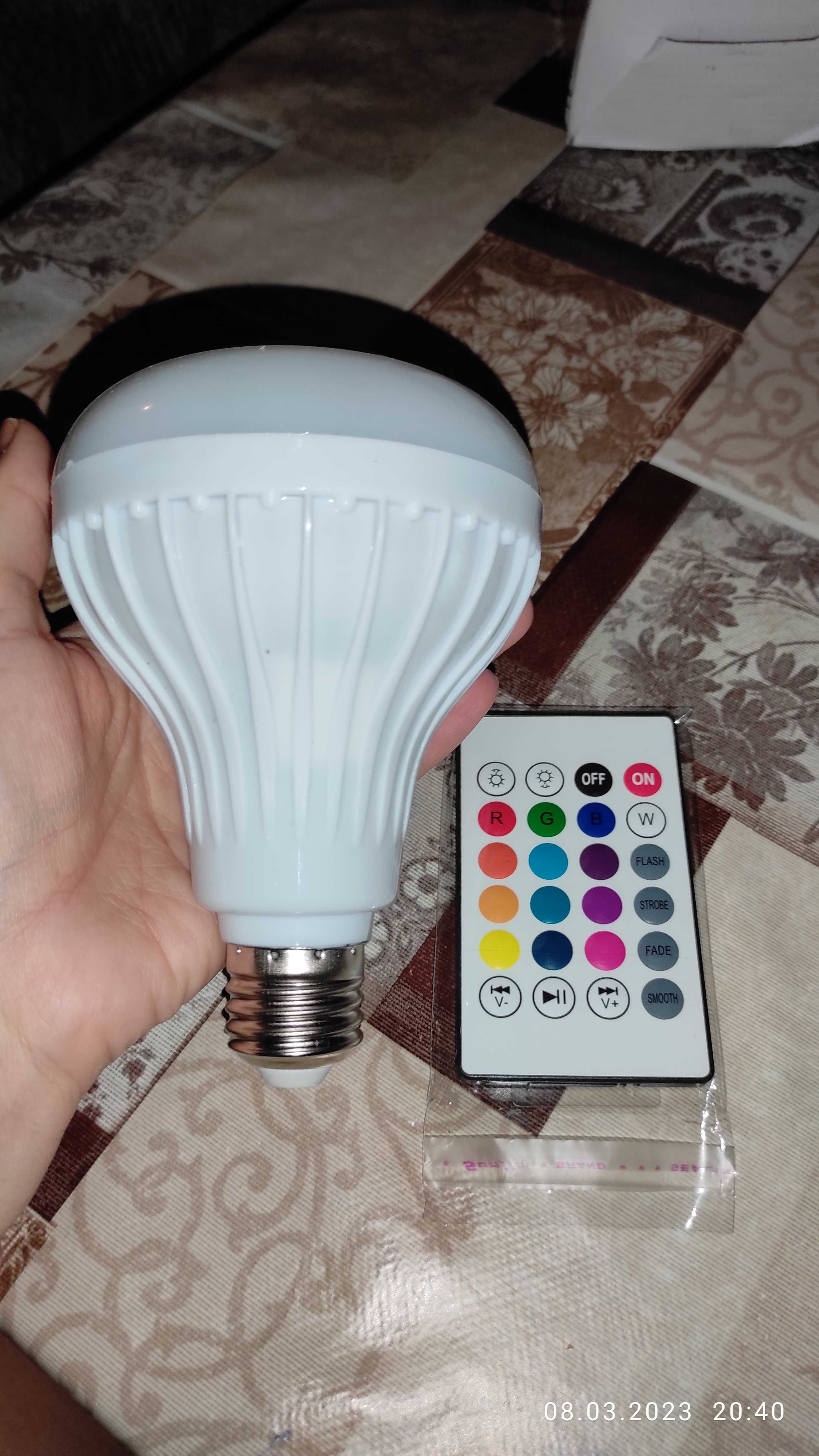 Żarówka kolorowa led rgb z wbudowanym głośnikiem Bluetooth +pilot